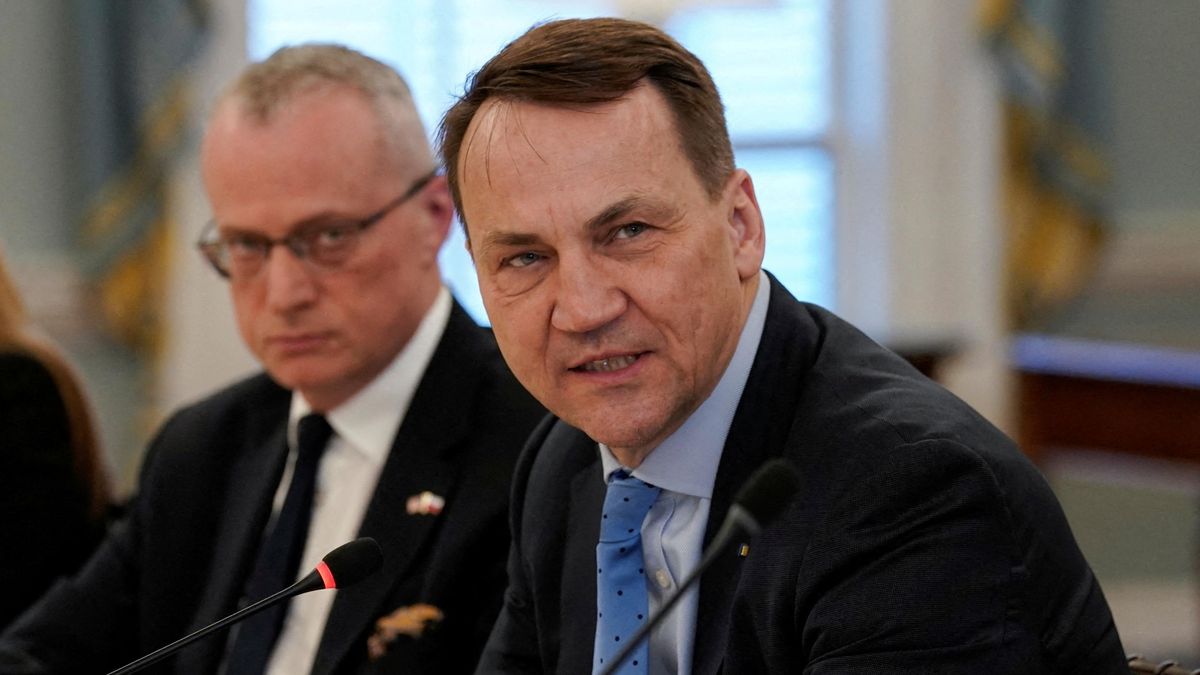 Šéf polské diplomacie Sikorski odvolal 50 velvyslanců. Prezident Duda se bouří